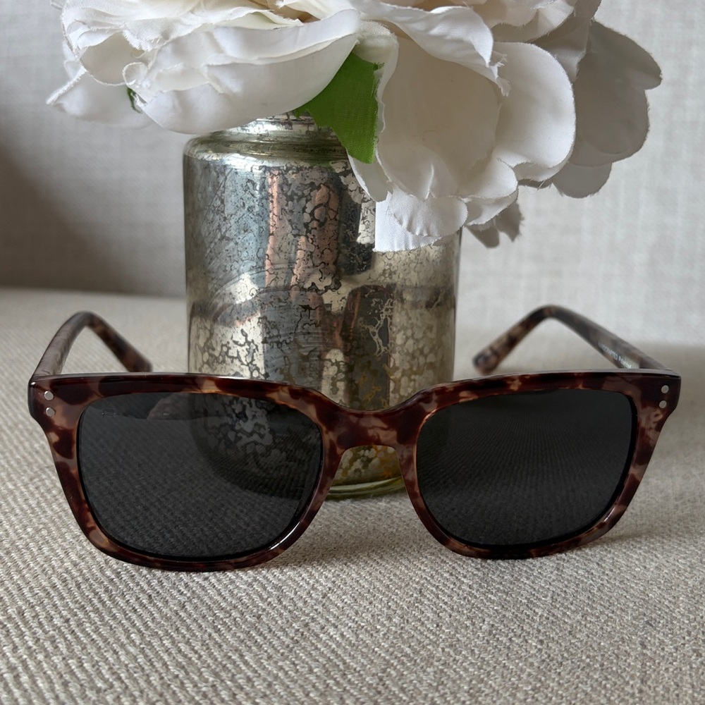 PRIVE REVAUX The Dean 52mm Rectangle
Polarized Sunglasses Brown Tortoise Shell